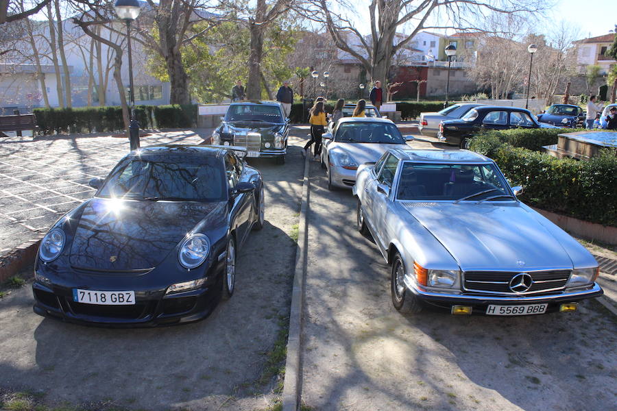 El taller valenciano Carrera Classic Car reunió a su club de amigos en Viver para recaudar fondos destinados a la fundación 'el sueño de Vicky'.