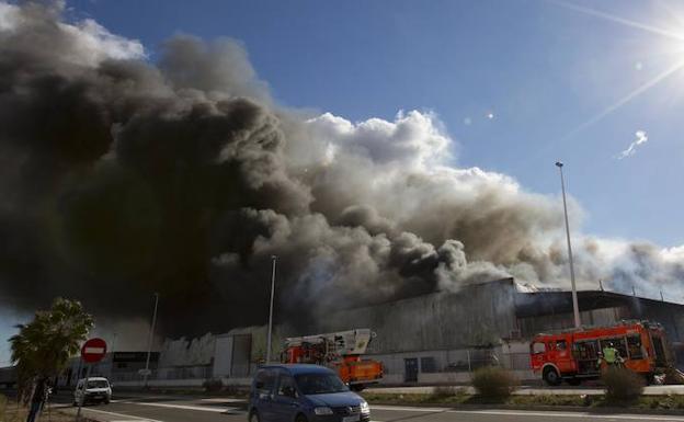 Galería. Fotos del incendio en una empresa de Manises.