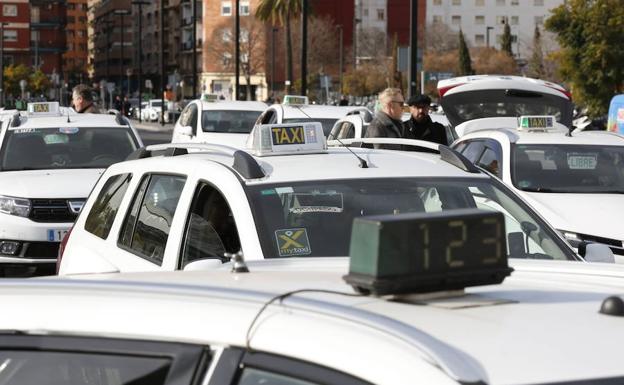 El taxi sale a la calle en Valencia contra las VTC