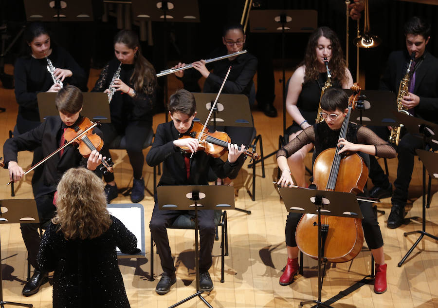 Treinta jóvenes valencianos ensayan en el Palau las obras que interpretarán bajo la batuta de la directora Mercedes Femenía. Esta iniciativa de LAS PROVINCIAS y Bankia busca visibilizar el talento