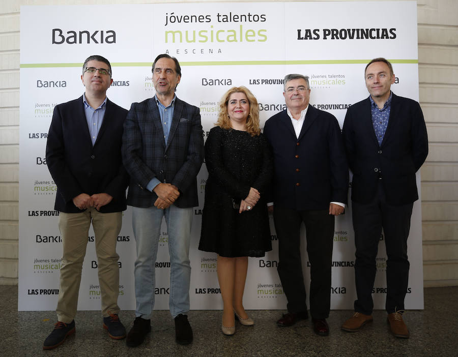 Treinta jóvenes valencianos ensayan en el Palau las obras que interpretarán bajo la batuta de la directora Mercedes Femenía. Esta iniciativa de LAS PROVINCIAS y Bankia busca visibilizar el talento