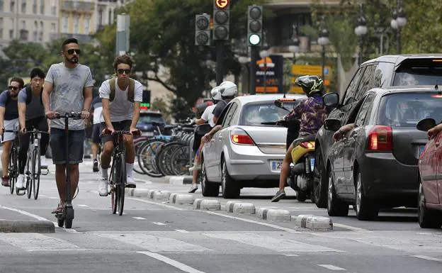 Bicis y patinetes circulan por el anillo ciclista de Valencia. 
