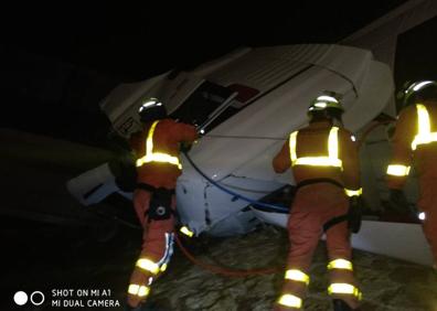 Imagen secundaria 1 - El viento deja un muerto, una surfista rescatada y dos incendios forestales