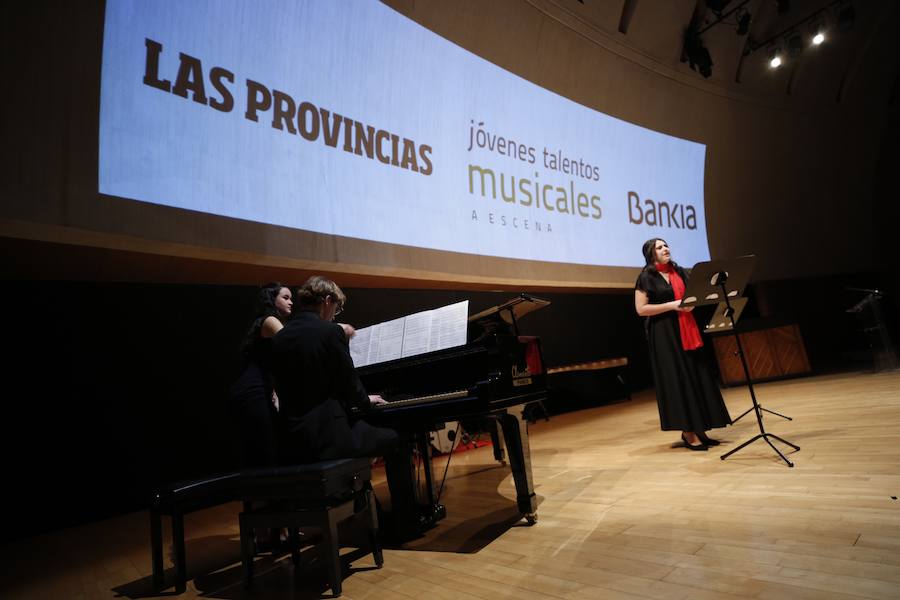 Treinta jóvenes valencianos ensayan en el Palau las obras que interpretarán bajo la batuta de la directora Mercedes Femenía. Esta iniciativa de LAS PROVINCIAS y Bankia busca visibilizar el talento