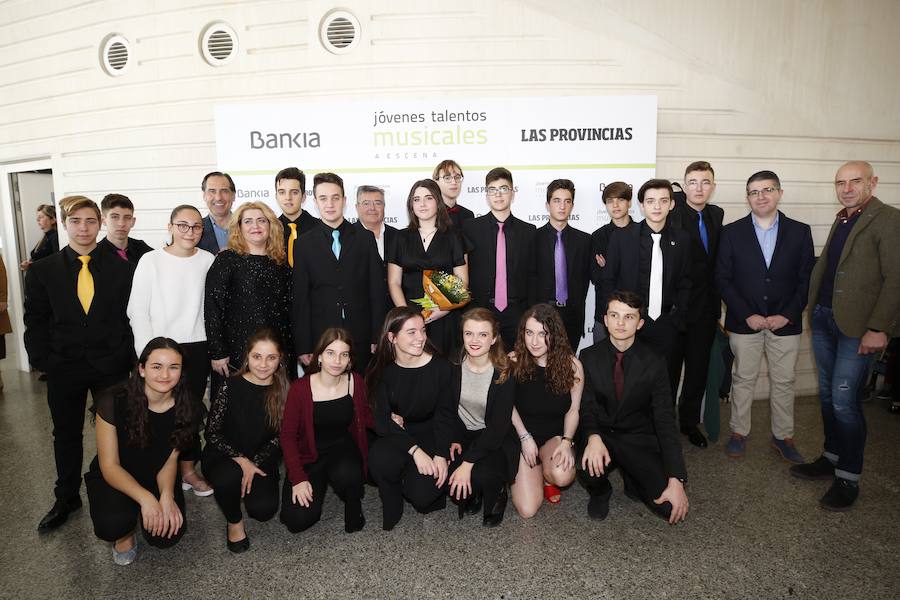 Treinta jóvenes valencianos ensayan en el Palau las obras que interpretarán bajo la batuta de la directora Mercedes Femenía. Esta iniciativa de LAS PROVINCIAS y Bankia busca visibilizar el talento