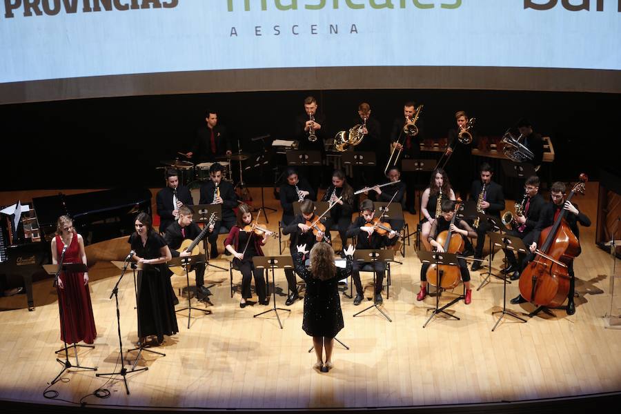 Treinta jóvenes valencianos ensayan en el Palau las obras que interpretarán bajo la batuta de la directora Mercedes Femenía. Esta iniciativa de LAS PROVINCIAS y Bankia busca visibilizar el talento