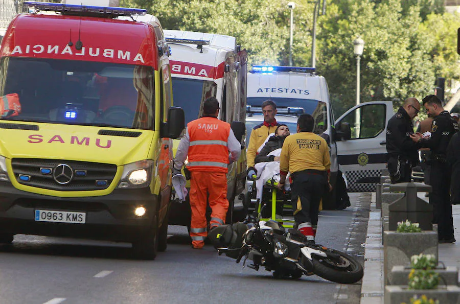 Dos heridos graves en el atropello de una moto a una mujer en la calle de la Paz de Valencia | Una de las víctimas es un joven motorista de 25 años que se ha estrellado después del atropello y la otra es la persona arrollada