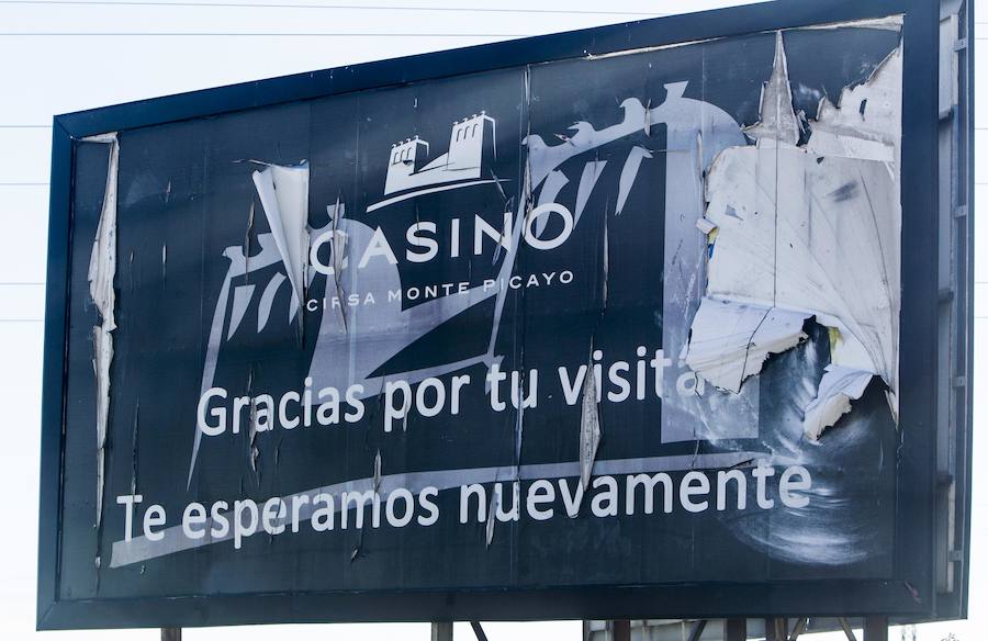 Tal día como hoy, 4 de febrero de 1979, abría sus puertas en Monte Picayo el segundo casino de España. Corrían los tiempos de la Transición política y la ley del juego acababa de aprobarse. El propietario del hotel de lujo, el empresario valenciano Jesús Gómez Escardó, consiguió la licencia para abrir un local de ocio y se embarcó en la empresa. Cuarenta años después poco queda del esplendor de antaño.