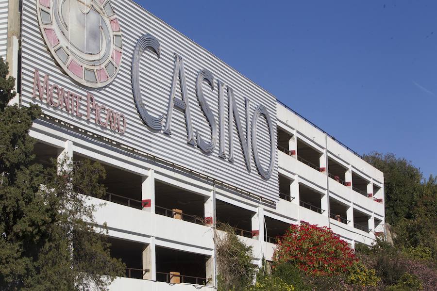 Tal día como hoy, 4 de febrero de 1979, abría sus puertas en Monte Picayo el segundo casino de España. Corrían los tiempos de la Transición política y la ley del juego acababa de aprobarse. El propietario del hotel de lujo, el empresario valenciano Jesús Gómez Escardó, consiguió la licencia para abrir un local de ocio y se embarcó en la empresa. Cuarenta años después poco queda del esplendor de antaño.