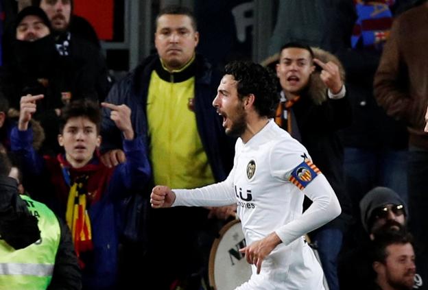 Parejo, tras marcar de penalti en el Camp Nou. 