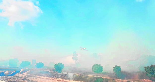 Imagen de una avioneta arrojando agua sobre las llamas de ayer en el barranco de Orgegia. 