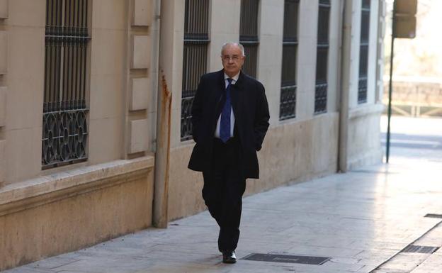 Imagen principal - Blasco durante su comparecencia y su llegada a Les Corts.