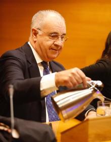 Imagen secundaria 2 - Blasco durante su comparecencia y su llegada a Les Corts.