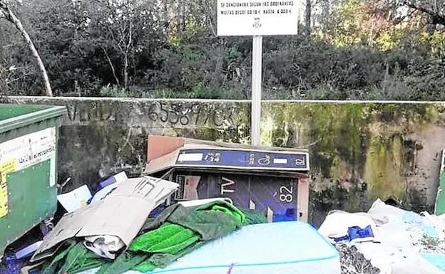 Basura y suciedad en una de las parcelas de Calicanto. 