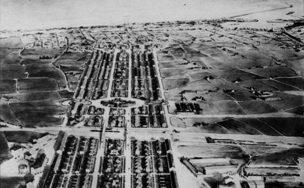 En la imagen, datada en 1931, la vista aérea del Paseo de Valencia al Mar muestra toda la construcción prevista en esta zona con pequeños chalets, jardines amplios en la parte central y plazas de dimensiones grandiosas. 