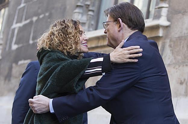 La ministra Batet saluda, ayer, a Ximo Puig en Valencia. 