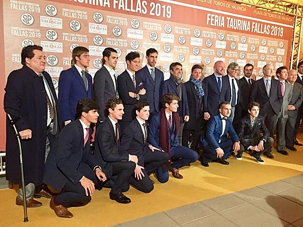 Toreros y ganaderos asistentes a la presentación. 