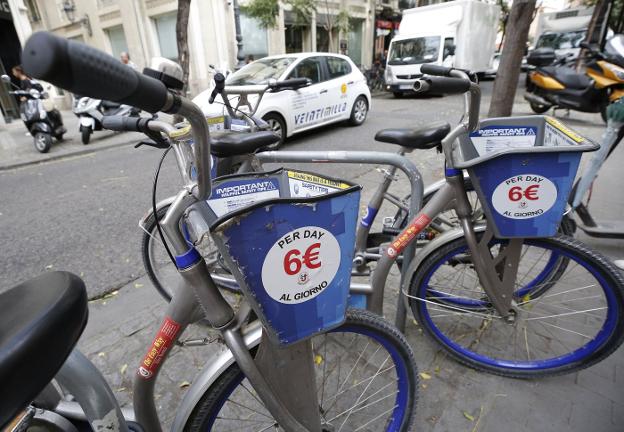 Bicicletas de alquiler en un aparcabicis de la calle San Vicente Mártir. 