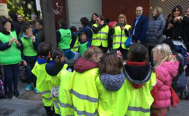 Niños en la puerta del colegio San Juan de la Ribera de Valencia. 