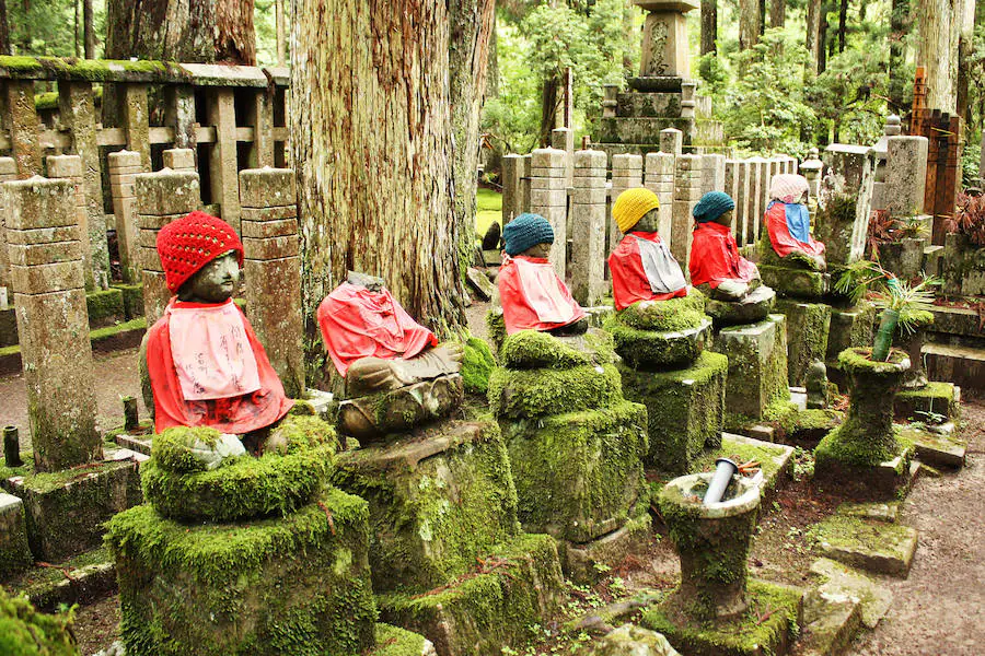 Cementerio Okuno-in (Japón) | Este lugar carga con un espeluznante leyenda: al parecer, Kobo Daishi, el fundador del budhismo Shingon está enterrado aquí, y renacerá junto a sus seguidores. Por eso la escuela budista shingon de Okunoin cree que ya no hay muertos en el cementerio, solo espíritus a la espera de ser devueltos a la vida. 