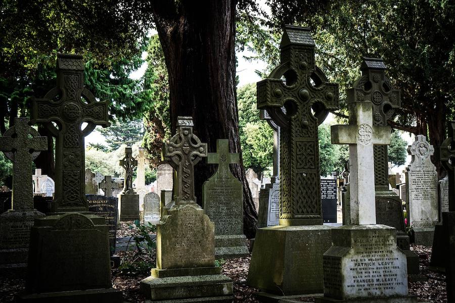 Cementerio de Glasnevin (Dublín) | Este camposanto también es ilustre para los irlandeses. Cuenta con unos 500.000 metros cuadrados desde 1832 y en él se encuentran personalidades tan importantes como Michael Collins, Daniel O'Connell o Constance Markievicz. Por supuesto, las leyendas de fantasmas tampoco faltan en este lugar.