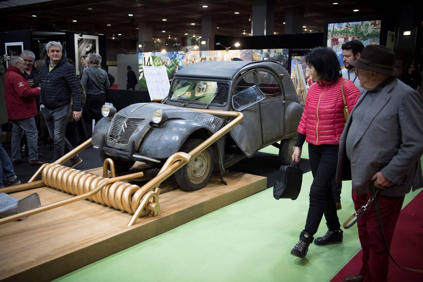 La exposición Retro Mobile muestra en París algunos de los coches clásicos más legendarios. Mercedes, Rolls Royce, Citröen y los Minis en su 60.º aniversario son algunos de los automóviles que se exhiben. El salón estará abierto hasta el 10 de febrero de 2019. 