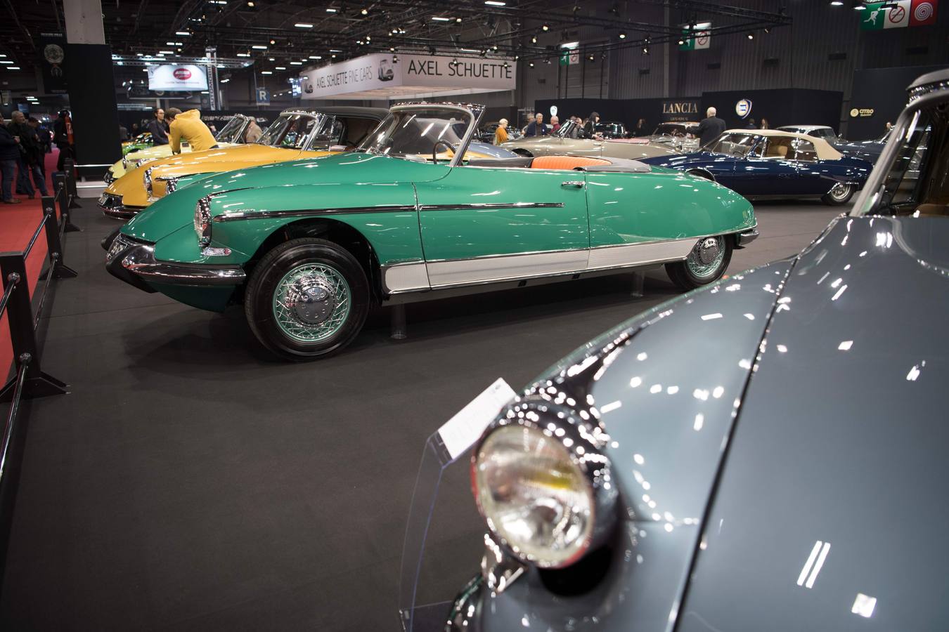 La exposición Retro Mobile muestra en París algunos de los coches clásicos más legendarios. Mercedes, Rolls Royce, Citröen y los Minis en su 60.º aniversario son algunos de los automóviles que se exhiben. El salón estará abierto hasta el 10 de febrero de 2019. 