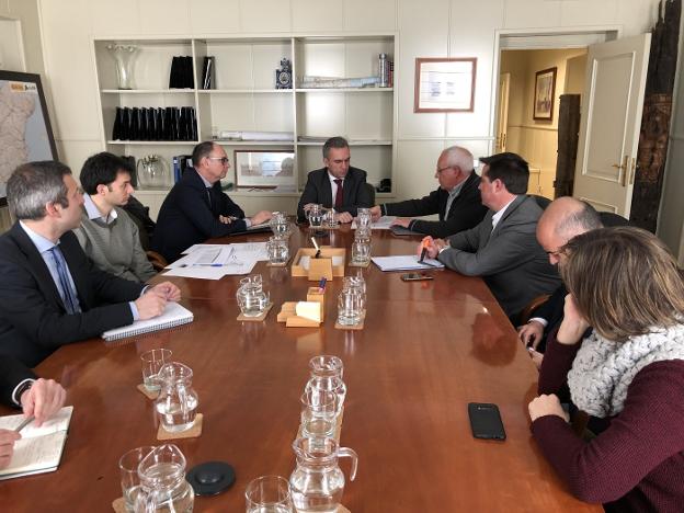 El alcalde de Dénia y varios concejales, con el secretario general de Infraestructuras durante la reunión mantenida ayer en Madrid. 