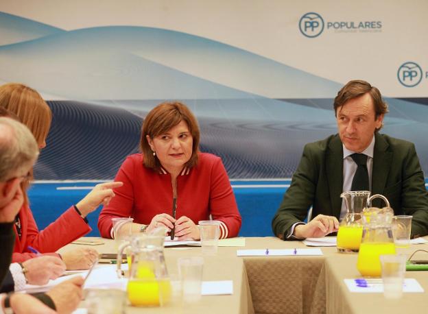 Isabel Bonig, presidenta del PPCV, y Rafael Hernando, portavoz adjunto en el Congreso. 