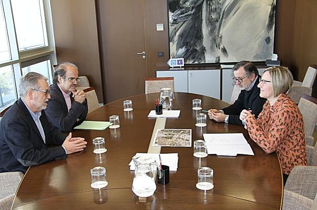 El alcalde, Ramón Marí, en la reunión con la consellera, María José Salvador. 