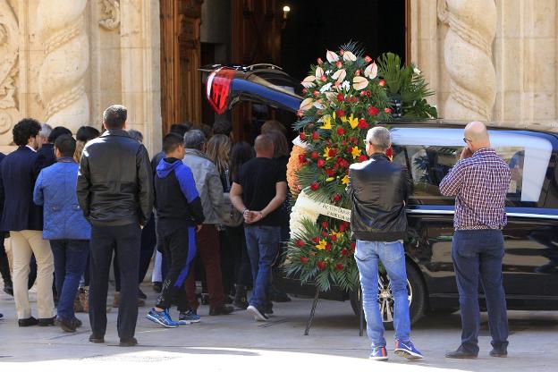 Familiares y amigos de Adrián durante su funeral en Alzira, en abril de 2017. 