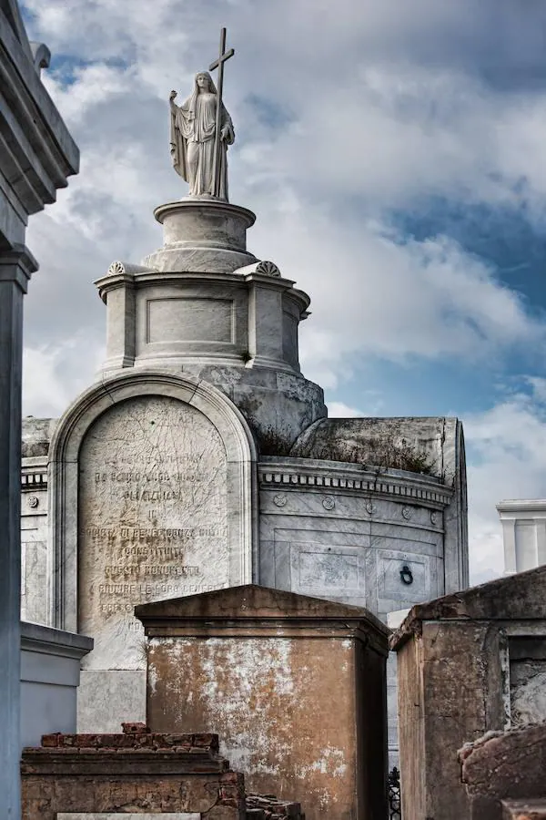 Cementerio St. Louis No. 1 en Nueva Orleans | Es el más antiguo de toda Nueva Orleans, construido en 1789. Hay en él una cripta especial, la de la familia Glapion, en la que yacen los restos mortales de Marie Laveau, más conocida como 'la reina del vudú'. Tuvo de clientas a las damas más importantes de Nueva Orleans y su historia ha sido muy recurrente en el cine y literatura, como en la temporada 'Coven' de la serie American Horror Story.