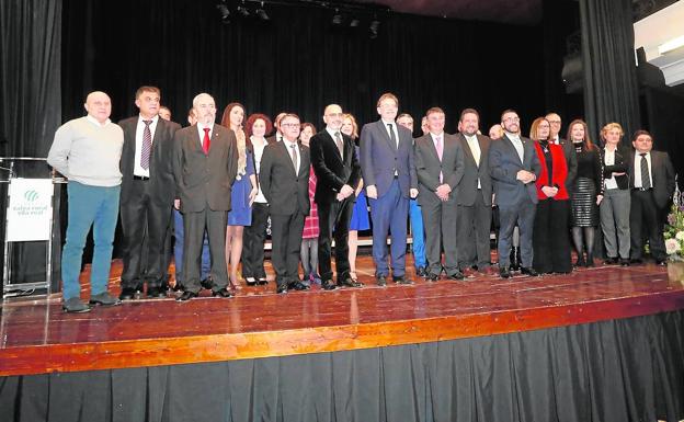 Ximo Puig, presidente de la Generalitat, junto a las autoridades y miembros de Caixa Rural de Vila-real. 