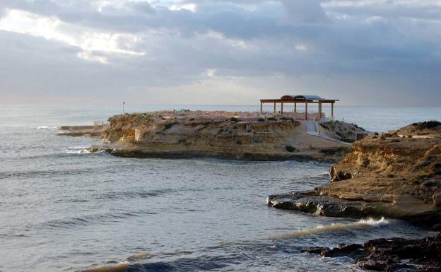 Imagen principal - Illeta dels Banyets, en El Campello. Las piscifactorías romanas, en una fotografía de 2013.