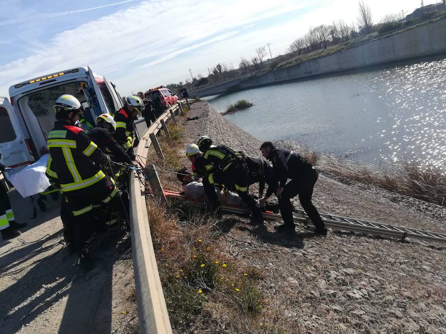 Fotos: Los bomberos rescatan a un hombre que había caído al barranco del Carraixet