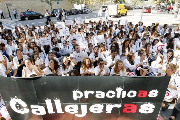 Protesta de alumnos de Ciencias de la Salud, en 2016, tras el veto anunciado por el Consell. 