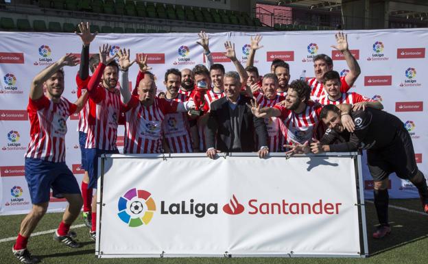 Manolo, junto al equipo Atlético vencedor del duelo