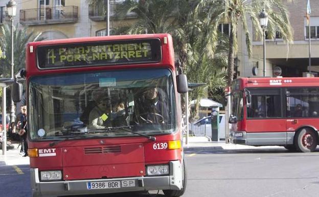 Parada de la EMT en el centro de Valencia. 