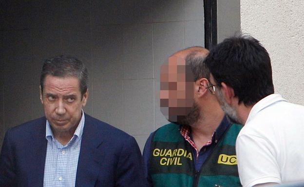 Zaplana, durante el registro de una de las propiedades familiares en Benidorm.