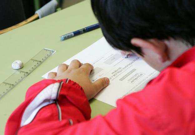 Un alumno de Primaria, durante un control. 