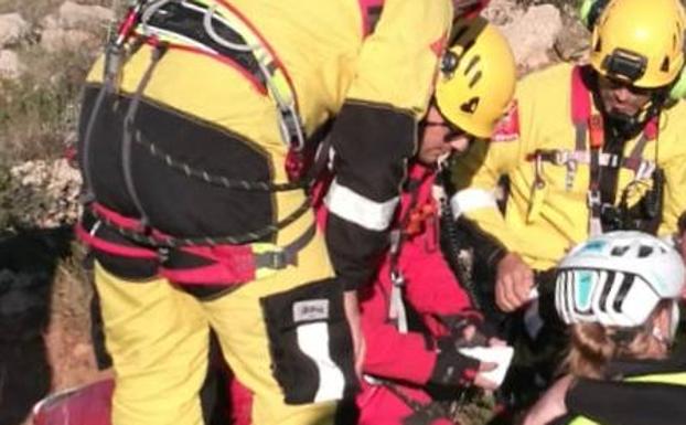 Los bomberos rescatan a una ciclista tras caerse mientras circulaba en una senda del Montgó