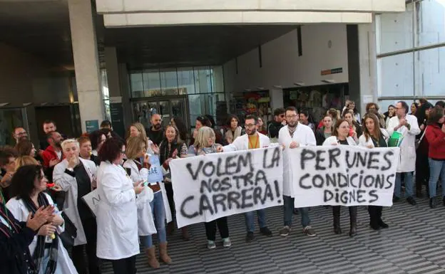 rabajadores del departamento de salud de Dénia, el pasado mes de enero, en una concentración a las puertas del hospital.
