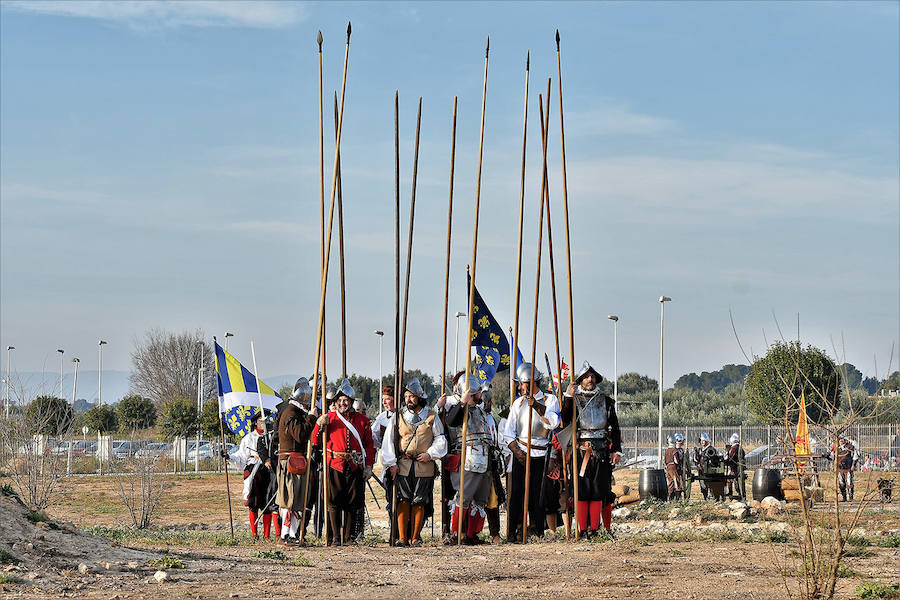 La localidad de la comarca de Camp de Turia celebra un fin de semana de puertas abiertas en el castillo. Más de 130 actores, cañones y caballerías reviven la batalla de Pavía, un acontecimiento que llevó hasta el municipio al rey Francisco I de Francia. 