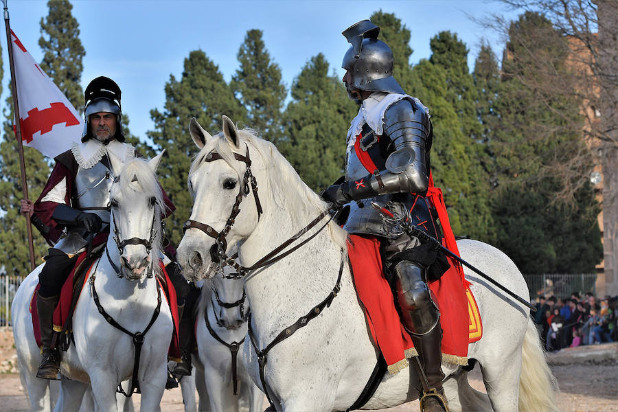 La localidad de la comarca de Camp de Turia celebra un fin de semana de puertas abiertas en el castillo. Más de 130 actores, cañones y caballerías reviven la batalla de Pavía, un acontecimiento que llevó hasta el municipio al rey Francisco I de Francia. 