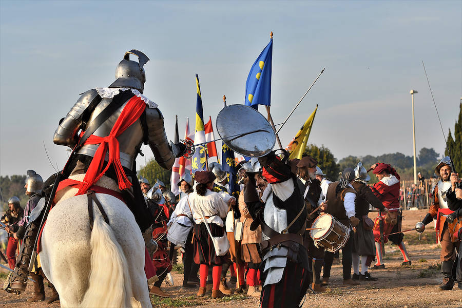 La localidad de la comarca de Camp de Turia celebra un fin de semana de puertas abiertas en el castillo. Más de 130 actores, cañones y caballerías reviven la batalla de Pavía, un acontecimiento que llevó hasta el municipio al rey Francisco I de Francia. 