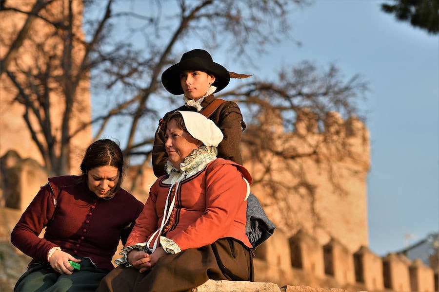 La localidad de la comarca de Camp de Turia celebra un fin de semana de puertas abiertas en el castillo. Más de 130 actores, cañones y caballerías reviven la batalla de Pavía, un acontecimiento que llevó hasta el municipio al rey Francisco I de Francia. 