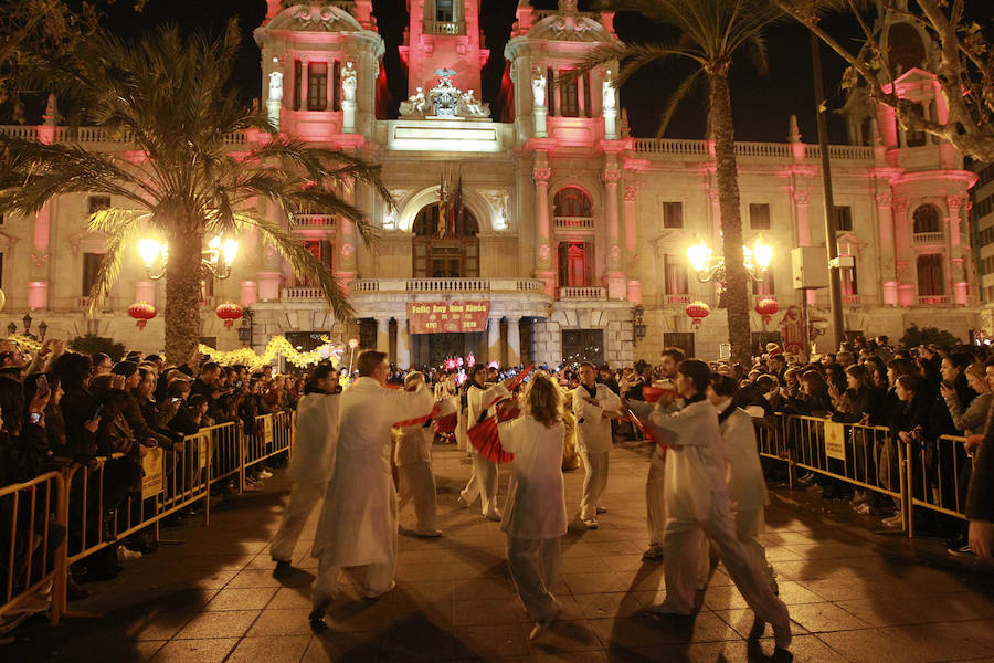 Miles de personas han dado la bienvenida al Año Nuevo Chino y han arropado a la comunidad del gigante asiático que vive en Valencia durante la celebración de esta efeméride, una de las más importantes para el mundo asiático. Los valencianos abarrotaban desde mucho antes de las 18.30 horas los alrededores de la calle Pelayo, desde comenzó la cabalgata, acto central del día, que terminó en la plaza del Ayuntamiento. La feria programada en el céntrico enclave desde primera hora de la mañana recibió miles de visitas durante toda la jornada. El acto ja estado presidido por la vicepresidenta del Consell, Mónica Oltra, y el alcalde de Valencia, Joan Ribó, que han querido así apoyar esta celebración secular. Durante la cabalgata se han podido ver a muchos niños pequeños disfrutando del dragón que abría la comitiva o de las exhibiciones de artes marciales.