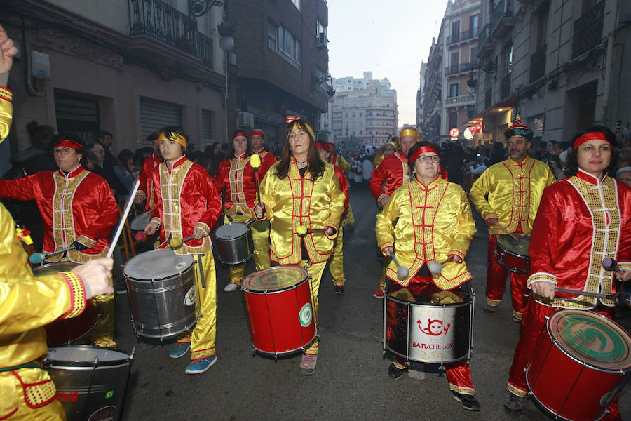 Miles de personas han dado la bienvenida al Año Nuevo Chino y han arropado a la comunidad del gigante asiático que vive en Valencia durante la celebración de esta efeméride, una de las más importantes para el mundo asiático. Los valencianos abarrotaban desde mucho antes de las 18.30 horas los alrededores de la calle Pelayo, desde comenzó la cabalgata, acto central del día, que terminó en la plaza del Ayuntamiento. La feria programada en el céntrico enclave desde primera hora de la mañana recibió miles de visitas durante toda la jornada. El acto ja estado presidido por la vicepresidenta del Consell, Mónica Oltra, y el alcalde de Valencia, Joan Ribó, que han querido así apoyar esta celebración secular. Durante la cabalgata se han podido ver a muchos niños pequeños disfrutando del dragón que abría la comitiva o de las exhibiciones de artes marciales.