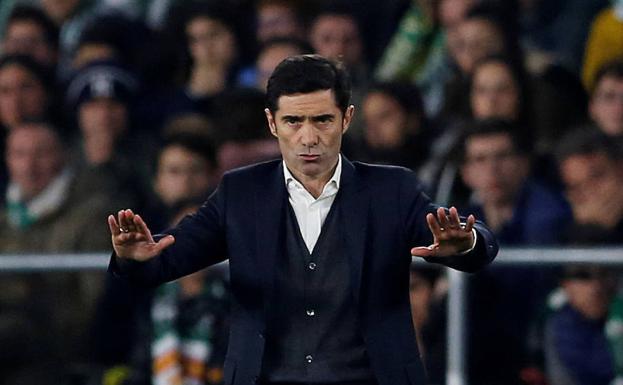 Marcelino pide calma a sus jugadores en el partido de Copa.