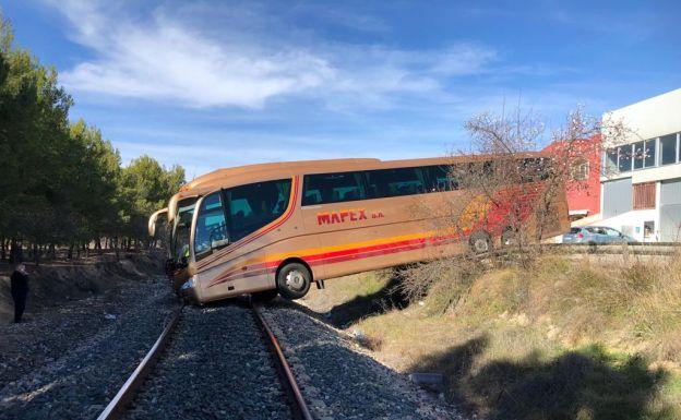 Autobús sobre la vía en Requena.